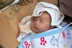 Bé trai bị bỏ rơi trong siêu thị ở Trung Quốc. (Nguồn: CCTV News)