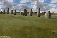 Những tảng đá này có chiều cao lên đến 4,5m và được xếp thành hàng thay vì xếp vòng tròn như Stonehenge. (Nguồn: DM)