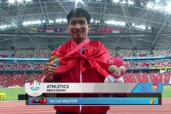 Nguyễn Van Lai trên bục nhận huy chương.