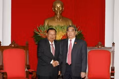 Thường trực Ban Bí thư Lê Hồng Anh hội đàm với Phó Chủ tịch nước Cộng hòa Dân chủ Nhân dân Lào. (Ảnh: Phạm Kiên/TTXVN)