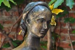 Tìm thấy hàng trăm lá thư, chìa khóa tình yêu trong tượng Juliet