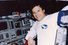 Cựu nhân viên NASA khẳng định nhìn thấy người ngoài hành tinh