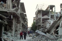 Cảnh hoang tàn sau những đợt không kích vào Syria. (Nguồn: AP)