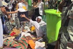 Một người phụ nữ la hét bên thi thể. (Nguồn: mirror.co.uk)