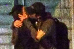 Bồ cũ của Cristiano Ronaldo "khóa môi" tình mới ngay trên phố