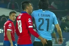 Hành động thô thiển của Gonzalo Jara với Cavani. (Nguồn: foxsports)