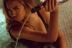 Người hâm mộ nổi đóa với clip Beyonce dốc rượu đắt giá vào bể bơi 