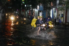 Tuyến đường Phạm Văn Hai(quận Tân Bình) gần kênh Nhiêu Lộc luôn luôn ngập sau mỗi cơn mưa. (Ảnh: Hoàng Hải​/TTXVN)