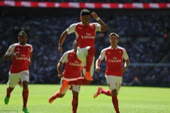 Oxlade-Chamberlain sắm vai người hùng của Arsenal.