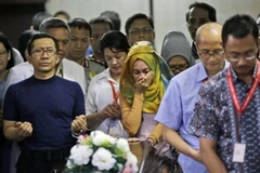 Người thân nạn nhân QZ8501 rơi nước mắt khi nhận thi hài