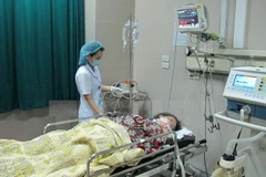 Một trong số các bệnh nhân ngộ độc thực phẩm đang được điều trị. (Ảnh: Ninh Đức Phương/TTXVN)