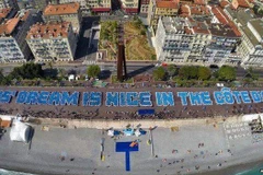 Tỷ phú Trung Quốc gây sốc khi đưa 6.400 nhân viên đi du lịch Pháp