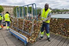 Tháo dỡ ổ khóa tình yêu trên cầu Pont des Arts. (Nguồn: Daily Mail)