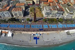 Tỷ phú Trung Quốc chi bao nhiêu tiền cho 6.400 nhân viên đi Pháp?