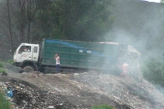 Bắt quả tang 3 tài xế đổ trộm 25 tấn chất thải công nghiệp