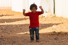 Lại một bé gái Syria khác “đầu hàng máy ảnh” vì tưởng là vũ khí