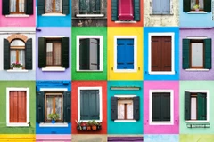 Khung cửa sổ ở Burano (Italy).