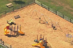 Bà mẹ trẻ chơi đùa với xác con trai suốt cả đêm trong công viên