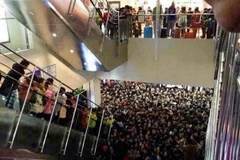 Hoảng sợ cảnh người dân Trung Quốc tranh giành quà miễn phí