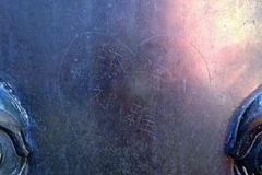 Cặp đôi người Trung Quốc gây phản cảm khi khắc tên lên chum cổ