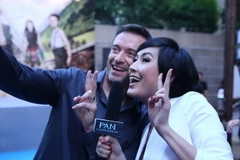 Kathy Uyen selfie cùng Hugh Jackman.