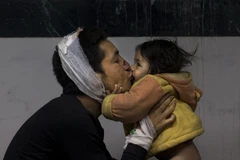 [Photo] Hình ảnh rơi nước mắt sau trận động đất kinh hoàng ở Nepal