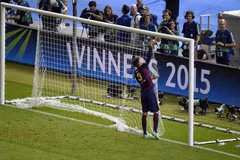 Gerard Pique cắt lưới về để làm kỷ niệm. (Nguồn: Getty)