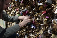 Paris sẽ khởi động chiến dịch gỡ bỏ các ổ khóa tình yêu trên cây cầu đi bộ nổi tiếng Ponts des Arts. (Nguồn: AFP/Getty Images)