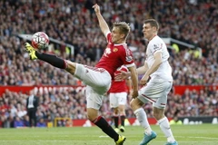 Luke Shaw sẽ phải xa sân cỏ khoảng 6 tháng. (Nguồn: Getty Images)