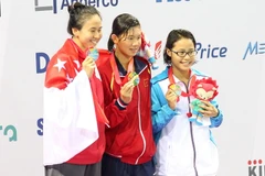 Ánh Viên trên bục nhận huy chương vàng nội dung 200m bơi bướm. (Ảnh: Quốc Khánh/TTXVN)