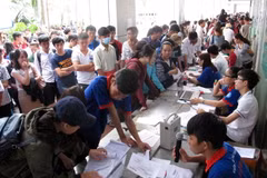 Thí sinh đến rút, nộp hồ sơ xét tuyển nguyện vọng 1. (Ảnh: Phương Vy​/TTXVN)