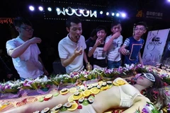 Bữa tiệc gây phản cảm. (Nguồn: CCTV News)