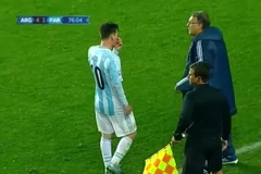 Messi đã có trao đổi nhanh với HLV Martino. (Nguồn: edukos)