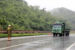 Cảnh sát Giao thông tỉnh Lạng Sơn phân luồng đảm bảo an toàn giao thông tại điểm sạt lở Km 25+200 trên Quốc lộ 1A. (Ảnh: Thái Thuần/TTXVN)