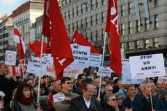 Tiếp tục biểu tình lớn tại CH Séc phản đối đoàn xe quân sự Mỹ
