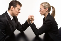 Nam giới ích kỷ và có khuynh hướng "lợi dụng" hơn nữ giới?