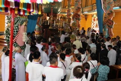 Dâng hương Vía Đức Chí tôn trong đền thánh. (Ảnh: Dương Ngọc/TTXVN)