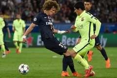 [Video] Hậu vệ đắt giá nhất thế giới bị Suarez biến thành "gã hề"
