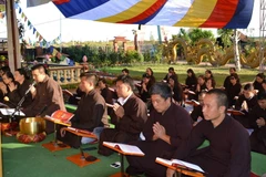 Tụng kinh cầu siêu cho anh linh các anh hùng liệt sỹ. (Ảnh: Viên Phú/Vietnam+)