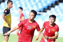 Phi Sơn nâng tỷ số lên 2-0, tạo đà cho đội nhà giành chiến thắng chung cuộc 6-0. (Ảnh: Quốc Khánh)