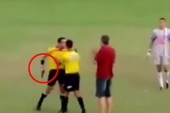 Trọng tài cầm súng vào sân bóng. (Nguồn: metro.co.uk)