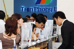 Khách hàng đến giao dịch tại Ngân hàng TMCP Tiên Phong.