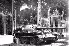 Khoảnh khắc lịch sử được ghi lại hồi 11 giờ ngày 30/4/1975. (Ảnh: Trần Mai Hưởng/TTXVN) 