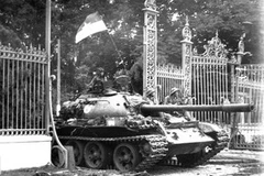 Khoảnh khắc lịch sử được ghi lại hồi 11 giờ ngày 30/4/1975. (Ảnh: Trần Mai Hưởng/TTXVN) 