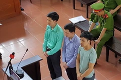 Các bị cáo tại phiên tòa, sáng 23/5. (Ảnh: Thanh Hải/TTXVN)