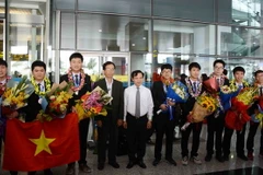 Đón đoàn học sinh tham dự kỳ thi Olympic Vật lý châu Á lần thứ 18. (Ảnh: TTXVN phát)
