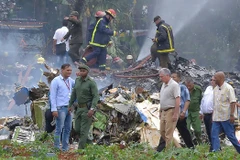 Chủ tịch Cuba Miguel Diaz-Canel (thứ 2, phải, phía trước) thị sát tình hình tại hiện trường máy bay rơi và chỉ đạo công tác cứu nạn. (Nguồn: TTXVN phát)
