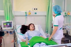 Nữ du khách bị đuối nước đang được chăm sóc y tế tại Bệnh viện Hoàn Mỹ Đà Nẵng. (Ảnh: Kiều Oanh/Vietnam+)