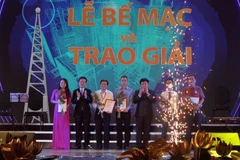 Trưởng Ban Tuyên giáo Trung ương Võ Văn Thưởng và Tổng Giám đốc Đài Tiếng nói Việt Nam Nguyễn Thế Kỷ trao giải ở thể loại Phát thanh trực tiếp. (Ảnh: Tá Chuyên/TTXVN)