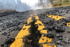 Đất đá và tro bụi do núi lửa Kilauea phun trào bao phủ đường phố ở Leilani, Hawaii. (Nguồn: THX/TTXVN)